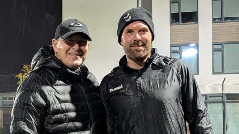 همکاری جالب پدر و پسر: هم‌زمان مربیگری در تیم فوتبال لیگ نهم انگلیس